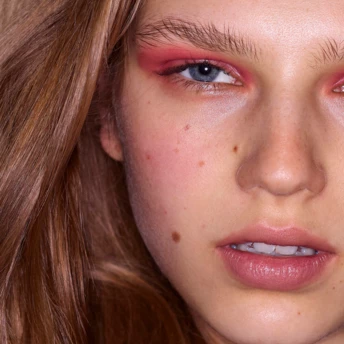 Коли правильно мити волосся — зранку чи ввечері