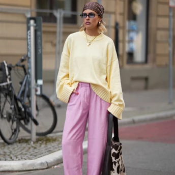 Рожеві штани – головний тренд весни 2026: як носити їх стильно