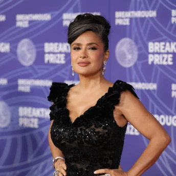 Натуральний манікюр Сальми Гаєк — ідеальний вибір навесні 2026