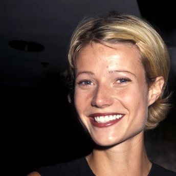 Стрижка біксі з 1990-х — головна зачіска сезону: чому всі знову обирають легку недбалість