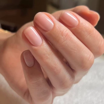 17 нюдових дизайнів нігтів, які доводять: менше — це більше