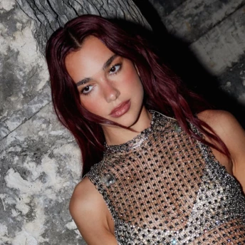 Техніка мікроконтурингу від візажистки Дуа Ліпи, яка миттєво візуально збільшує губи