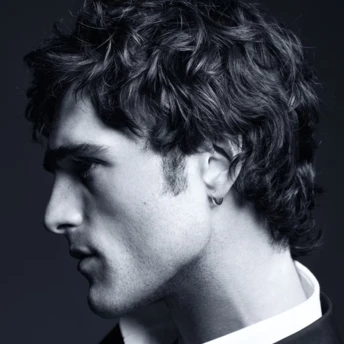 Джейкоб Елорді став обличчям аромату Bleu de Chanel