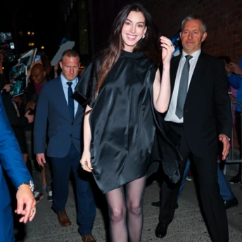 Поки всі носять балетки, Енн Гетевей обирає найзухваліші туфлі Versace