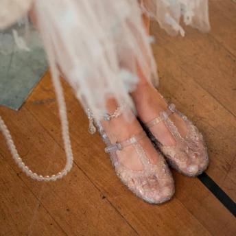 Гумові сандалі з дитинства повертаються – і стають головним трендом літа 2026