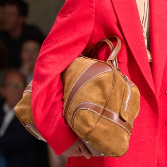 Головний аксесуар весни 2026 вже визначено – і це карамельна замшева сумка