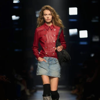 Мініспідниця з 2000-х – модне повернення, за яке не соромно