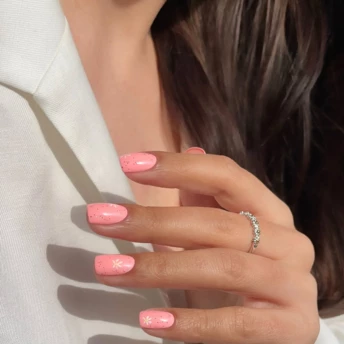 Головні тренди манікюру на літо 2026: 5 відтінків лаку, які будуть усюди