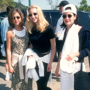 Ці прості білі кеди з 1990-х стануть найпопулярнішим взуттям літа