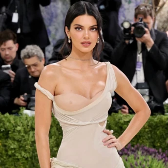 “Голі” нігті — прозорий манікюр, що підкорив Met Gala 2026