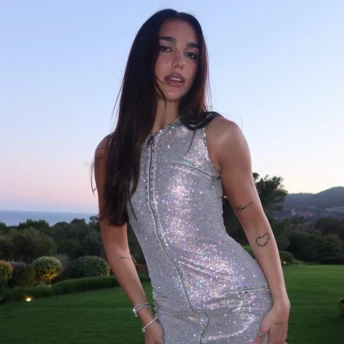 Дуа Ліпа вдягнула вінтажну сукню Versace для свого дівич-вечора