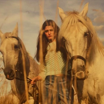 Забудьте про old money — як новий тренд на розкішне волосся horse girl підкорює світ