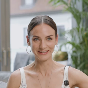 Анна Завертайло дегустує спеціальне меню Vogue Ukraine Wellness Escape