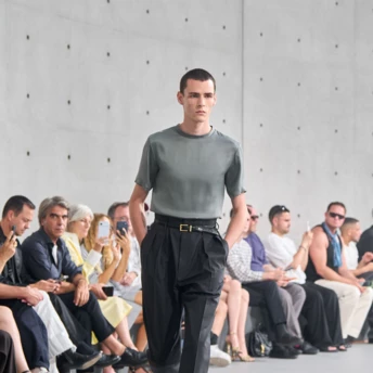 Saint Laurent повернув найелегантніший стиль літа — і додав йому провокації