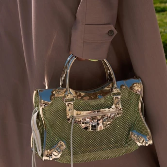 Культова сумка Balenciaga з 2000-х повернулася – тепер у кутюрній версії