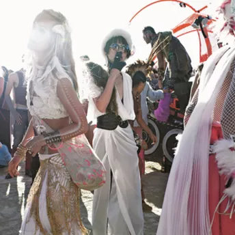 Как одеться на фестиваль Burning Man