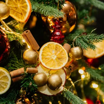 Как украсить елку: главные тенденции новогоднего декора