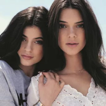 Сестры Дженнер создали коллекцию для Topshop