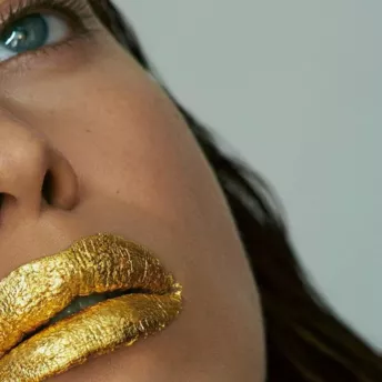 Ирина Шейк и Mimi Luzon выпустили маску для губ с 24-каратным золотом