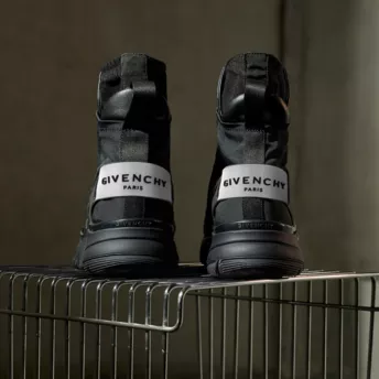 Первые кроссовки Клэр Уайт Келлер для Givenchy