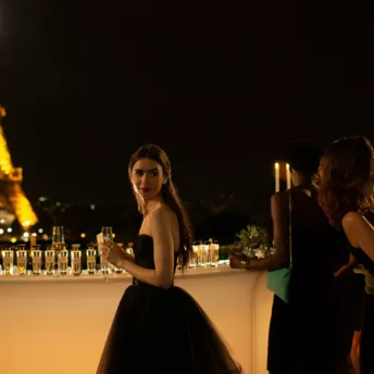 От Кэрри Брэдшоу до Одри Хепберн — все модные ссылки в сериале «Эмили в Париже»