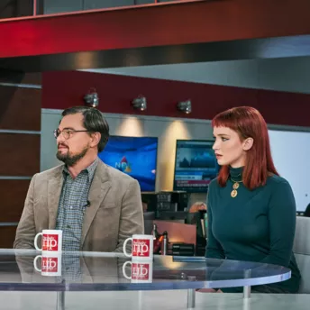 Леонардо Ді Капріо і Дженіфер Лоуренс у трейлері комедії «Не дивіться вгору»