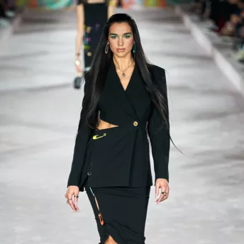 Дуа Липа открыла шоу Versace в Милане
