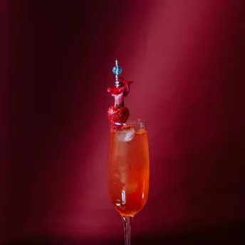 До кінця літа: рецепти коктейлів з персиком і полуницею від київських барів і ресторанів