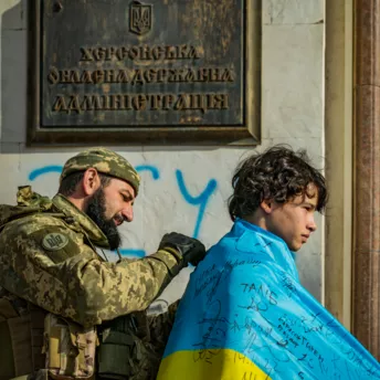 Світ має знати: як херсонські діти зустрічають українських військових