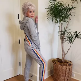 Джейн Фонда ведет тренировки онлайн