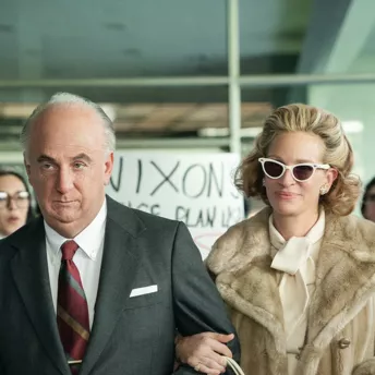 Неузнаваемые Джулия Робертс и Шон Пенн в сериале «Газлит»
