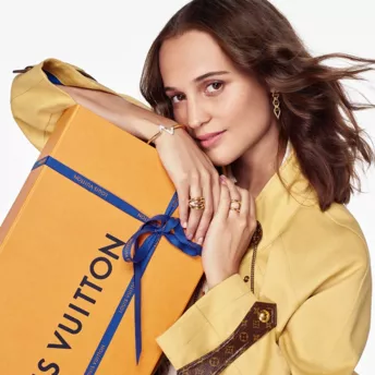 Алисия Викандер в рождественской рекламной кампании Louis Vuitton