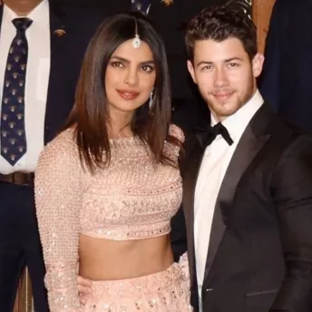 Образ дня: Пріянка Чопра вибирає кораловий