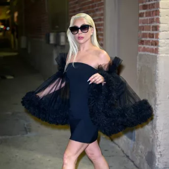 Леди Гага в маленьком черном платье Christian Siriano