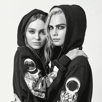 Две звезды: Лили-Роуз Депп и Кара Делевинь в новом кампейне Chanel