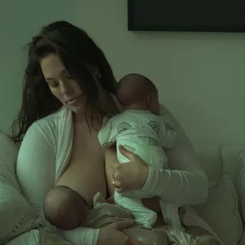 Модель Эшли Грэм впервые показала новорожденных близнецов