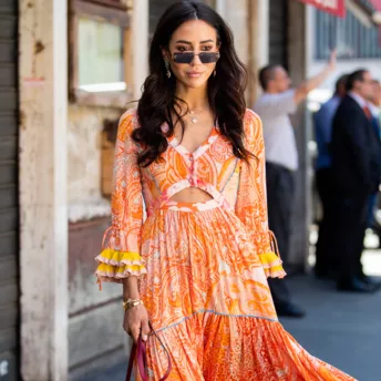 Streetstyle: как девушки носят платья в оранжевом оттенке