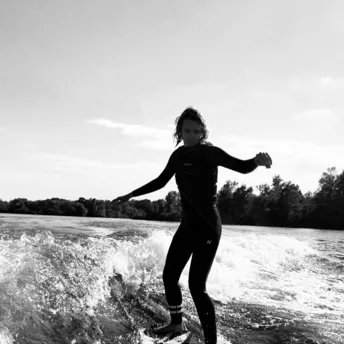 Бегущая по волнам: Алена Гайваненко-Киперман о своем увлечении серфингом