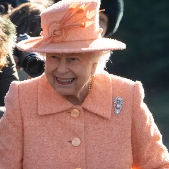 Королева Елизавета II примеряла самый модный цвет 2019 года