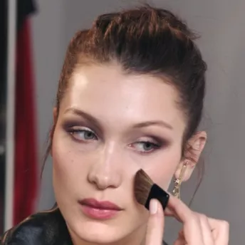 Белла Хадид примеряет весенний макияж Dior