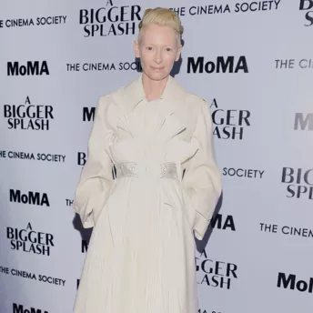 Образ дня: Тильда Суинтон в Maison Margiela Artisanal