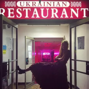 Украинский венок вдохновил бренд Coach на вечеринку в Нью-Йорке