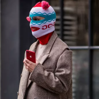 Streetstyle: как носить балаклаву и капор в этом сезоне