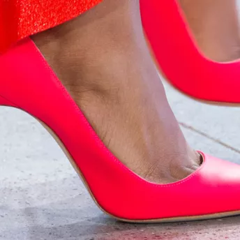 Лёгкая провокация: красные туфли из осенних коллекций