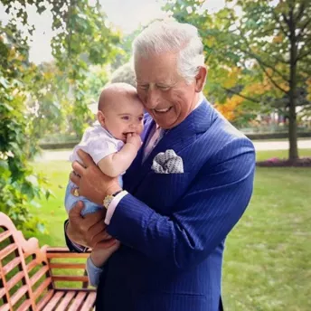 По чоловічій лінії: нові фотографії принца Чарльза з онуком