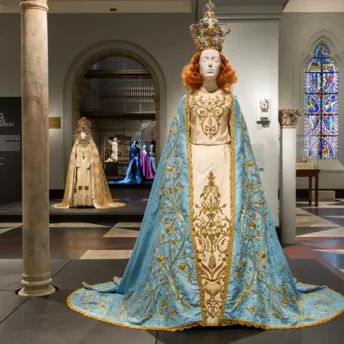 Виставка «Божественні тіла: мода і католицизм» стала найпопулярнішою в історії