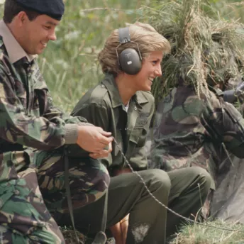 15 унікальних фото принцеси Діани з військовиками