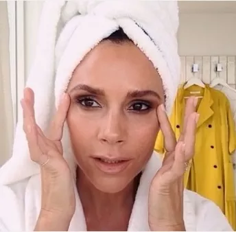 Виктория Бекхэм учит, как повторить ее фирменный макияж за 5 минут