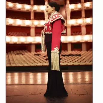 Який вигляд мають костюми Ріккардо Тіші для опери Марини Абрамович