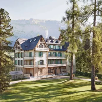 «Я згодна»: нове життя в альпійському готелі Waldhaus Flims